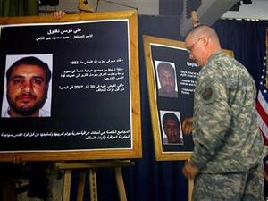 جندي امريكي يعرض صورة لموسى دقدوق اثناء مؤتمر صحفي في المنطقة الخضراء 
