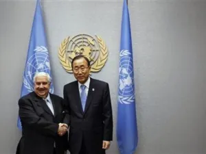 وزير الخارجية السوري وليد المعلم (إلى اليسار) يصافح الامين العام للامم المتحدة بان جي مون في مقر الامم المتحدة
