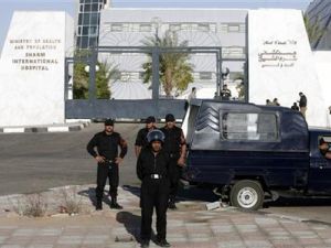 الشرطة المصرية تحرس مدخل مستشفى شرم الشيخ الدولي
