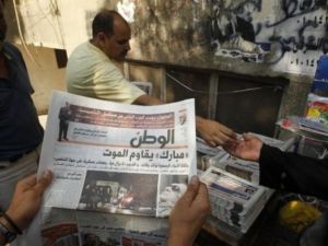 مصري يطالع صحيفة تتصدرها انباء عن تدهور صحة مبارك