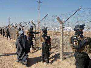 جنود عراقيون خارج معسكر مجاهدي خلق