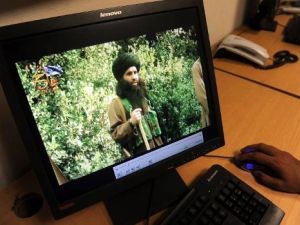 صورة تعود الى 23 تموز/يوليو 2010 لصحافي في بيشاور يشاهد فيديو يبدو فيه الملا فضل الله
