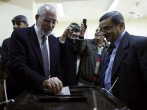 مرشد الاخوان المسلمين محمد بديع يدلي بصوته