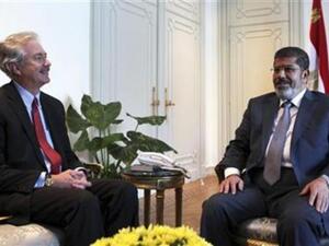 الرئيس المصري محمد مرسي خلال اجتماعه مع نائب وزيرة الخارجية الامريكية وليام بيرنز في القاهرة 

