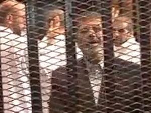 الرئيس المصري المعزول محمد مرسي داخل قفص الاتهام