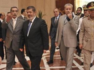 الرئيس المصري المنتخب محمد مرسي (الثاني يسارا) في قصر الرئاسة 