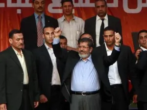 مرسي يحيي انصاره في ميدان التحرير
