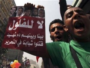 انصار المرشح الرئاسي محمد مرسي يحتفلون بميدان التحرير بوسط القاهرة
