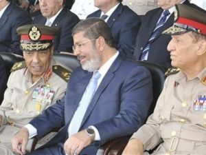 الرئيس محمد مرسي يتوسط طنطاوي وعنان