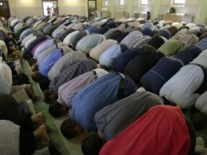 مسلمون يؤدون الصلاة في مسجد الجميل في تورونتو