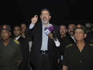 مرسي متوسطا طنطاوي وعنان
