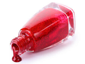 أزيلي طلاء الأظافر البراق بسهولة