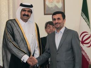 الرئيس الايراني محمود احمدي نجاد (يمين) يصافح امير قطر الشيخ حمد بن خليفة ال ثاني في طهران