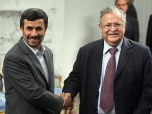 الرئيس الايراني محمود احمدي نجاد يستقبل نظيره العراقي جلال طالباني في طهران في 26 اذار/مارس 2011
