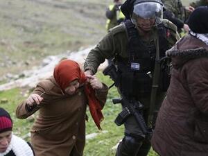 شرطي اسرائيلي يمنع ناريمان التميمي (الثانية من اليسار) من المشاركة في تظاهرة اسبوعية ضد المستوطنات 
