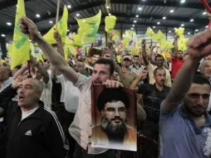 انصار لحزب الله يرفعون صورة لحسن نصرالله في بيروت