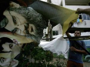 لافتة ممزقة تحمل صورة حسن نصرالله