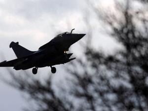 مقاتلة رافال فرنسية تابعة للجيش تستعد للهبوط في قاعدة سولنزارا في كورسيكا