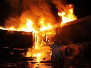 رجال الاطفاء الباكستانيون يقومون باخماد النيران االمندلعة في صهاريج وقود للحلف الاطلسي عقب هجوم قرب اسلام اباد