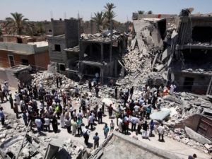 صورة التقطت خلال جولة نظمها النظام الليبي تظهر الدمار في موقع اعلنت طرابلس انه تعرض لغارة من قوات الحلف الاطلسي 
