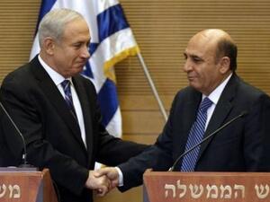 نتانياهو يصافح موفاز