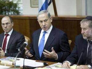 رئيس الوزراء الاسرائيلي بنيامين نتنياهو (في المنتصف) يرأس الاجتماع الاسبوعي للحكومة في القدس
