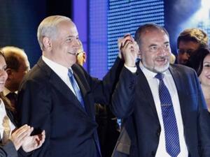 نتانياهو ممسكا بيد ليبرمان خلال اطلاق حملته الانتخابية