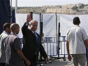 رئيس الوزراء الإسرائيلي يوجه التحية لوسائل الاعلام قرب القدس