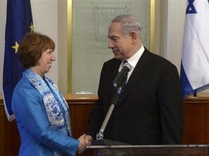 رئيس الوزراء الاسرائيلي بنيامين نتنياهو (الى اليمين) يصافح مسؤولة السياسة الخارجية للاتحاد الاوروبي كاثرين اشتون خلال اجتماعهما في القدس يوم الخميس
