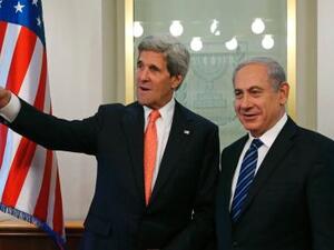 ارشيف/ رئيس الوزراء الاسرائيلي بنيامين نتانياهو يصافح وزير الخارجية الاميركي جون كيري
