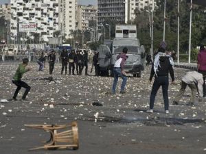 طلاب من جامعة الازهر يرشقون قوات مكافحة الشغب بالحجارة امام حرم الجامعة في القاهرة
