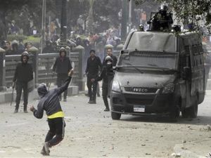 محتج يرشق الشرطة بالحجارة قرب ميدان التحرير بالقاهرة
