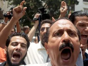 مصريون يهتفون ضد المجلس العسكري امام مجلس النواب في القاهرة
