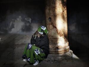 حاجة مسيحية من نيجيريا تصلي في كنيسة المهد في بيت لحم
