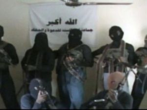 اعضاء في حركة بوكو حرام كما ظهروا في شريط مصور
