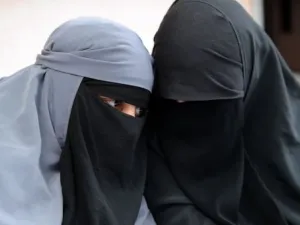 مسلمتان منقبتان في فرنسا