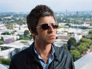 Noel Gallagher will perform at a beach in Atlantis.
