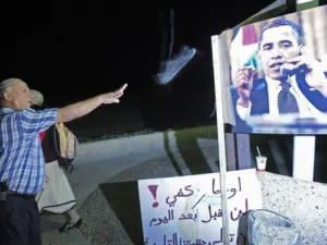 اسرائيلي يقذف صورة اوباما بالحذاء- ارشيف