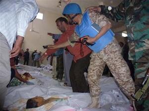 مراقب دولي يلتقط صورا لضحايا مذبحة الحولة