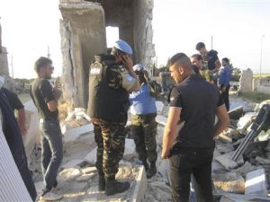 اعضاء فريق المراقبة التابع للأمم المتحدة بالقرب من ادلب يوم الثلاثاء