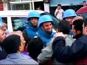 اعضاء من فريق المراقبين الدوليين يلتقي مواطنين سوريين