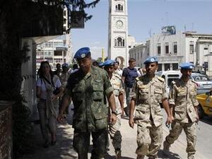 مراقبو الأمم المتحدة أثناء زيارتهم لحماة يوم الثامن من مايو ايار 2012.