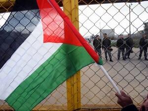 تظاهرة فلسطينية للمطالبة باطلاق المعتقلين الفلسطينيين في السجون الاسرائيلية امام سجن عوفر
