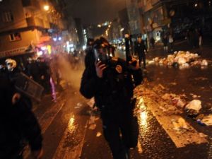 عناصر من شرطة مكافحة الشغب يلاحقون متظاهرين اثر مواجهات في اسطنبول الثلاثاء
