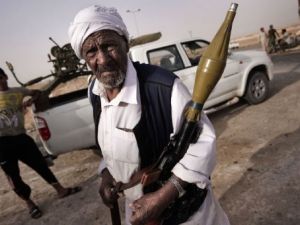 مسن من الثوار يحمل ار بي جي عند آخر حاجز قبل جبهة البريقة 