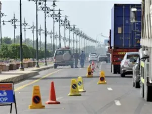مركبات تصطف امام نقطة تفتيش على طريق في صحار العمانية
