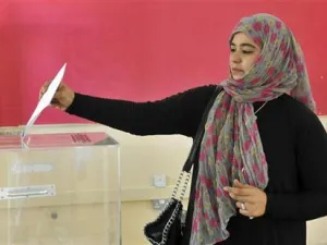 امراة تدلي بصوتها في مركز اقتراع خلال انتخابات مجلس الشورى في مسقط 
