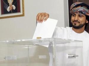 احد افراد لجنة التصويت يدلي بصوته في احد مراكز الاقتراع في مسقط 