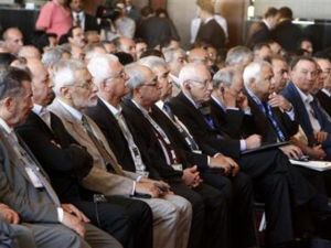 اعضاء من المعارضة السورية يحضرون مؤتمرا في القاهرة
