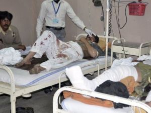 جرحى يعالجون في مستشفى بعد الانفجار الذي وقع في موكب للشيعة وسط باكستان